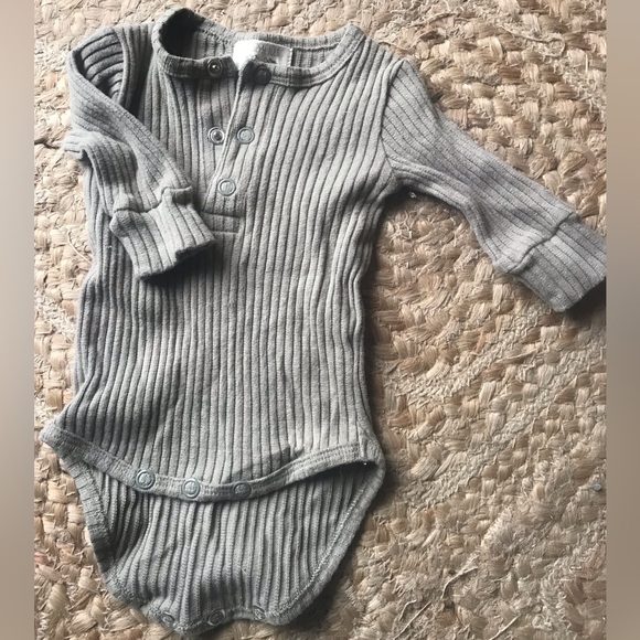 Simple Folk ribbed onesie - Picture 2 of 9